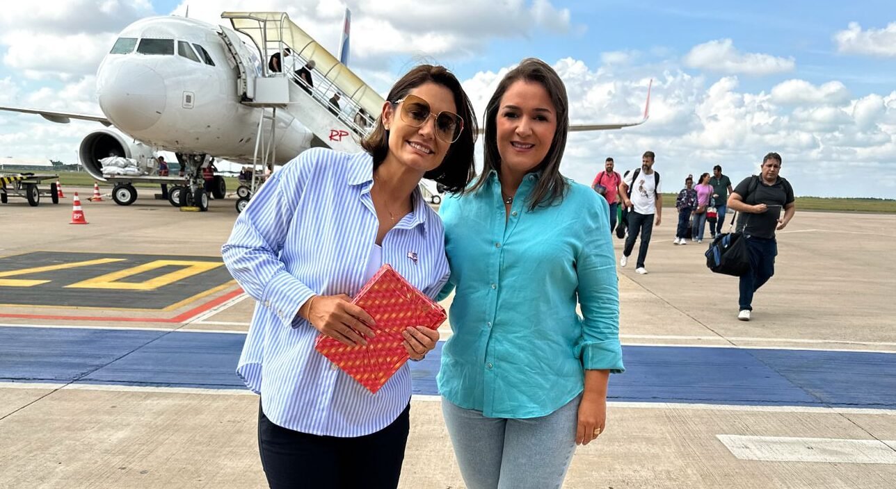Prefeita Adriane Lopes recebe Michele Bolsonaro em aeroporto para evento do PL Mulher